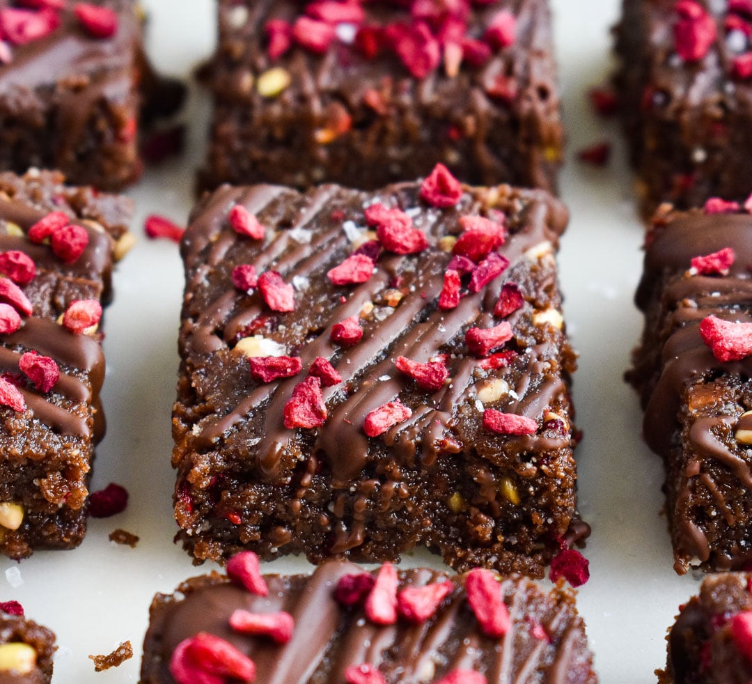 Frysta chokladrutor med smak av lakrits och hallon